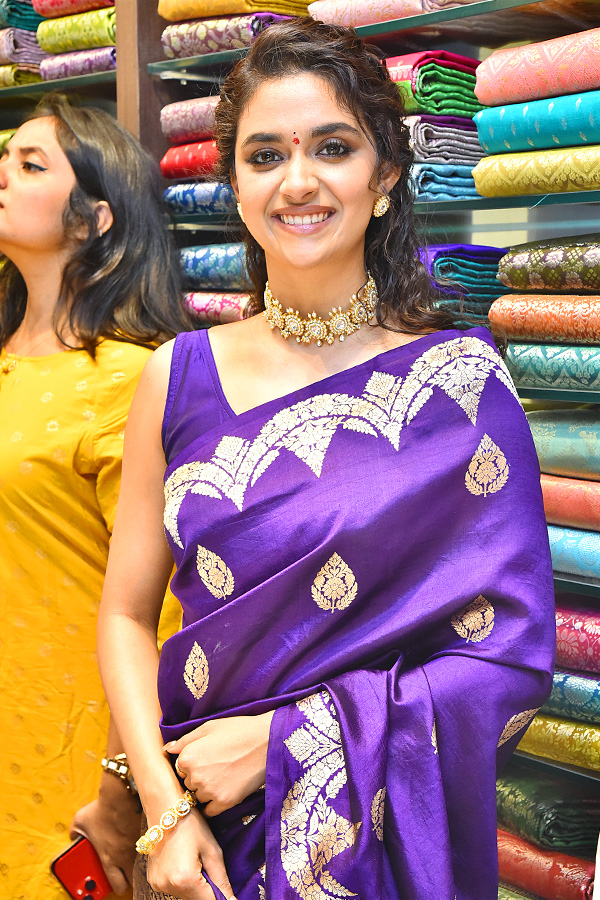 వస్త్ర దుకాణం ప్రారంభోత్సవంలో కీర్తి సురేశ్‌ సందడి (ఫొటోలు) | Actress